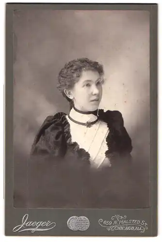 Fotografie Jaeger, Chicago, Ill., 659 N. Halsted St., Portrait junge Dame in hübscher Kleidung