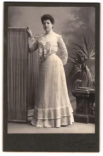Fotografie Sommer, Philadelphia, 210 N. 8th. St., Portrait junge Dame im modischen Kleid