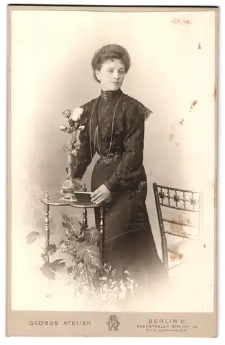 Fotografie Atelier Globus, Berlin-C., Rosenthaler-Strasse 53-54, Portrait elegante Dame mit einem Büchlein