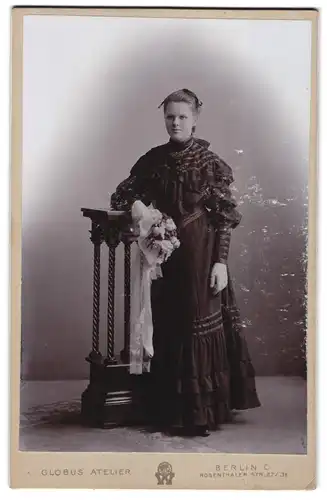 Fotografie Atelier Globus, Berlin-C., Rosenthaler-Strasse 27-31, Portrait junge Dame im modischen Kleid mit Blumenstrauss