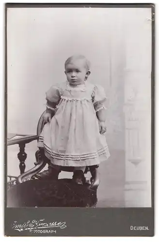 Fotografie Emil Krausse, Deuben, Portrait kleines Mädchen im hübschen Kleid