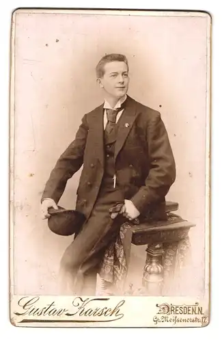 Fotografie Gustav Karsch, Dresden-N. Gr. Meissenerstrasse 17, Portrait junger Herr im Anzug mit Krawatte