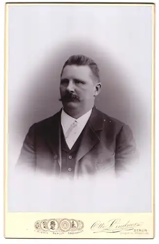 Fotografie Otto Lindner, Berlin, Ritterstrasse 96, Herr mit Igelfrisur und Schnauzbart
