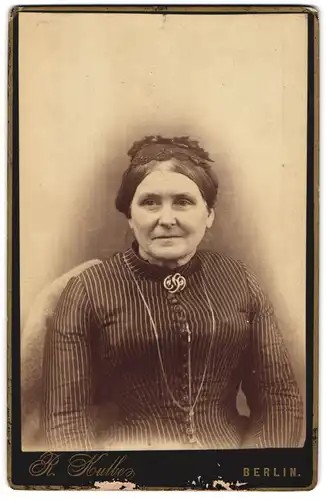 Fotografie R. Kulbe, Berlin, Betagte Dame in gestreifter Bluse