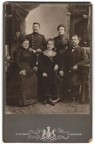 Fotografie A. Schmidt, Pforzheim, Soldat in Uniform mit seiner Familie