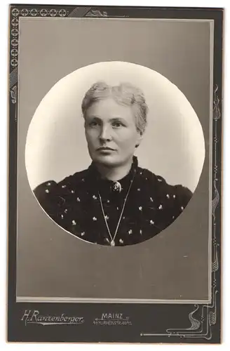 Fotografie H. Ranzenberger, Mainz, Rheinstrasse 45 /10, Dame mit feinen Gesichtszügen und Brosche