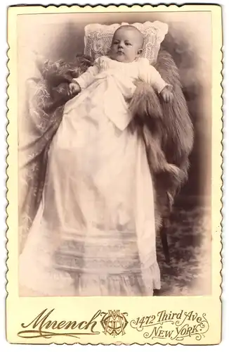 Fotografie M. E. Muench, New York, 1472 Third Ave, Säugling im langen Kleidchen