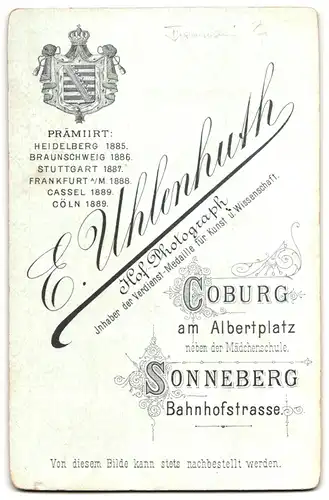 Fotografie E. Uhlenhuth, Coburg, Am Albertplatz, Jüngling mit Mittelscheitel und Einstecktuch