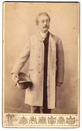 Fotografie Hugo Thiele, Mainz, Gr. Bleiche 48, Herr im Mantel mit Melone