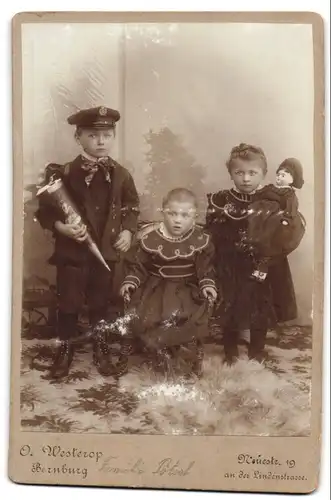Fotografie O. Westerop, Bernburg, Neuestrasse 19, Geschwister mit Schultüte und Puppe
