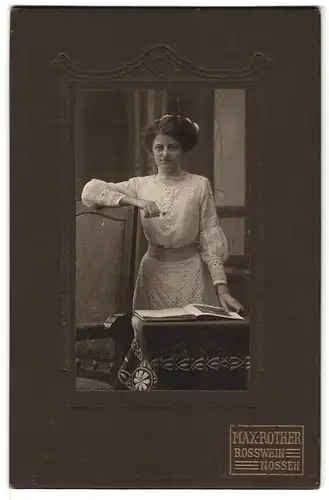 Fotografie Max Rother, Nossen, Waldheimerstrasse, Fräulein im weissen Spitzenkleid