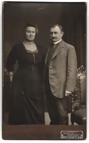 Fotografie Schulte-Heuthaus, Frankenberg i. S., Älteres Ehepaar in eleganter Kleidung