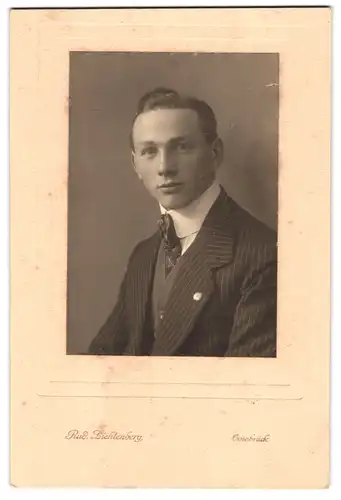 Fotografie Rud. Lichtenberg, Osnabrück, Schöner Jüngling im Nadelstreifenanzug