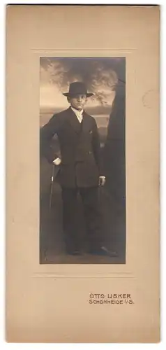 Fotografie Otto Lisker, Schönheide i. S., Herr im Anzug mit Stock und Hut