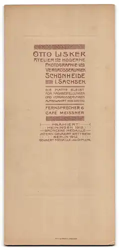 Fotografie Otto Lisker, Schönheide i. S., Herr im Anzug mit Stock und Hut