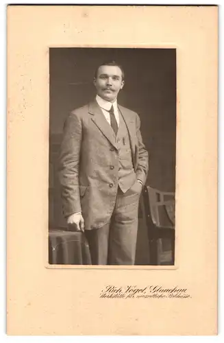 Fotografie Rich. Vogel, Glauchau, Richard Glünzel mit gestreifter Krawatte