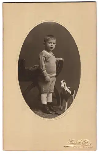 Fotografie Heinrich Fritz, Greiz, Weststrasse 6, Knabe mit Spielzeug-Pferd