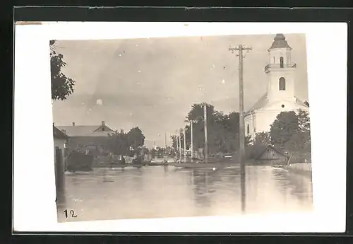 AK Wylok, Strassenpartie mit Kirche bei Hochwasser