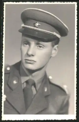 Fotografie Portrait Tschechischer Soldat in Uniform mit Schirmmütze