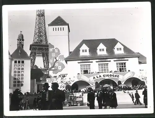 Fotografie unbekannter Fotograf, Ansicht Paris, Kirche am Eifelturm, Bürger flanieren in der Innenstadt