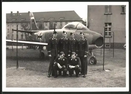 Fotografie Luftwaffe, Flugzeug North American F-86 Sabre und Piloten in Uniform