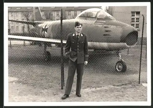 Fotografie Luftwaffe, Flugzeug North American F-86 Sabre, Pilot der Luftwaffe in Uniform