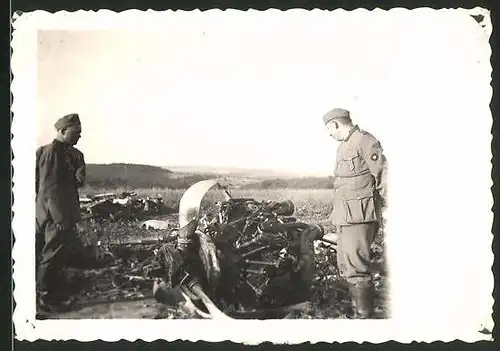 Fotografie 2.WK, Soldaten der Wehrmacht betrachten Sternmotor eines Flugzeug-Wrack's