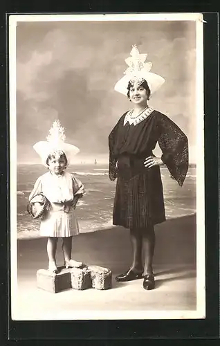 Foto-AK Verkleidete Mutter mit Kind vor Meeres-Studiokulisse