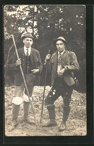 Foto-AK Junge Jäger mit Stöcken