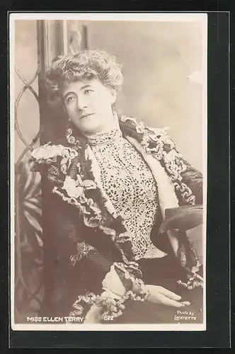 AK Schauspielerin Miss Ellen Terry in prächtigen Kleidern