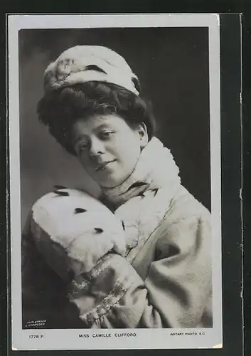 AK Schauspielerin Miss Camille Clifford mit Pelzmuff und -mütze