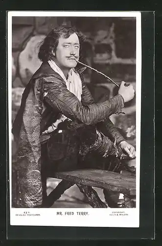 AK Schauspieler Mr. Fred Terry im verwegenen Kostüm mit Pfeife
