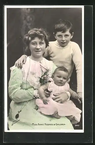 AK Schauspielerin Annie Hughes mit ihren Kindern