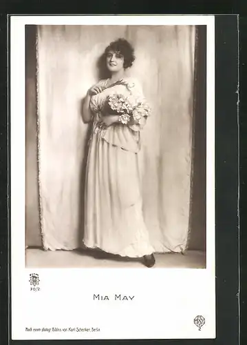 AK Schauspielerin Mia May im weissen Kleid