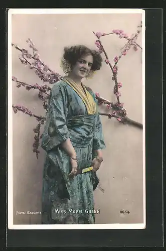 AK Schauspielerin Miss Mabel Green im Kimono mit Fächer