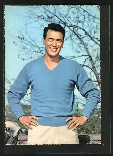 AK Schauspieler Rock Hudson im Grünen