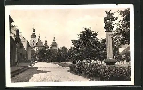 AK Smecno, Strassenpartie am Denkmal mit Blick zur Kirche