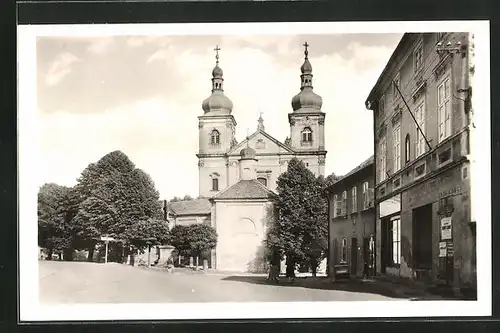 AK Bohosudov, Strassenpartie mit Blick zur Kirche