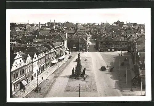 AK Zatec / Saaz, Hauptplatz mit Denkmal aus der Vogelschau