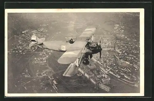 AK Nase Vojsko, Stihaci letoun nad mestem, Flugzeug über der Stadt