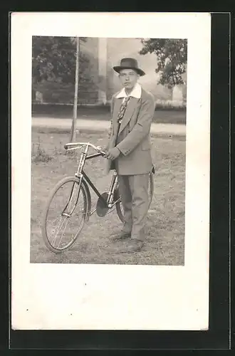 Foto-AK Junger Herr im Anzug mit Fahrrad