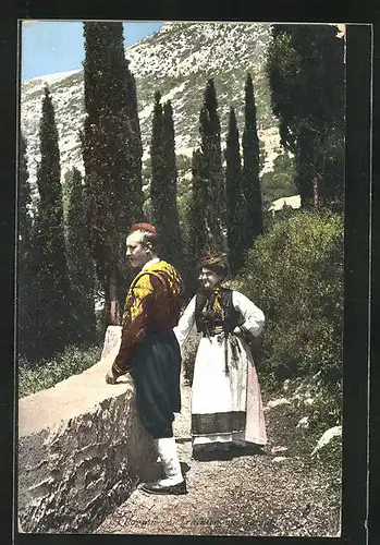 AK Paar steht in Tracht am Fusse eines Berges