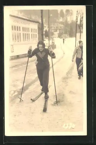 AK Skiläuferin am Hotel Hubertus im Winter