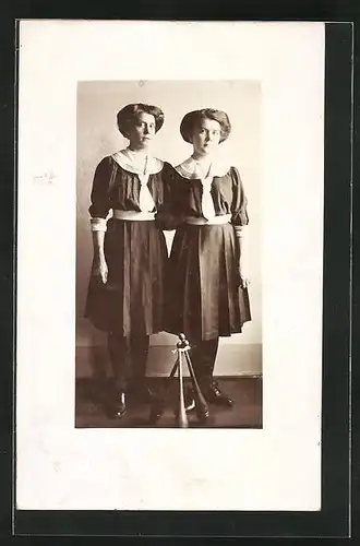 AK zwei hübsche junge Turnerinnen in Kleidern, Zwillinge