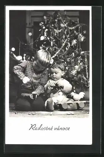 AK kleine Jungen mit Blech-Eisenbahn unterm Weihnachtsbaum