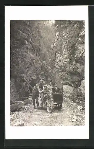 AK Soldat mit Kindern auf einem Motorrad mit Beiwagen