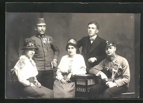AK Portrait Soldaten in Uniformen mit Eisernes Kreuz und Damen in Trachtenkleidern