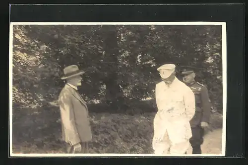 AK Präsident Masaryk (TGM) bei einem Spaziergang im Park