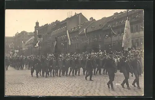 AK Prag / Praha, Turner in Anzügen mit Flagge während der Parade