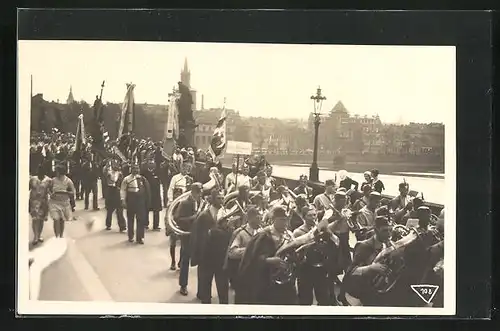 AK Prag / Praha, Svatováclavské Orelstva 1929, Turner in Anzügen mit Flagge während der Parade